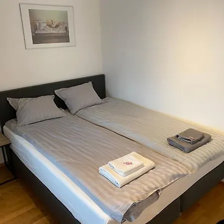 דירה Downtown Minimalist With Balcony 59m2